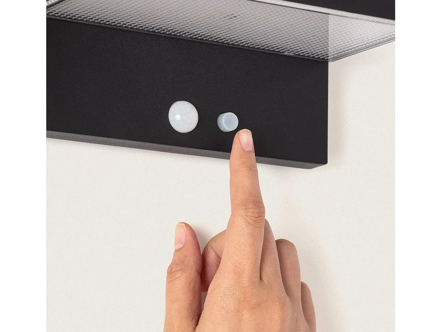 Ledkia Aplique de Pared Exterior Solar LED 5W Aluminio con Sensor de Movimiento Bran Negro Outlet