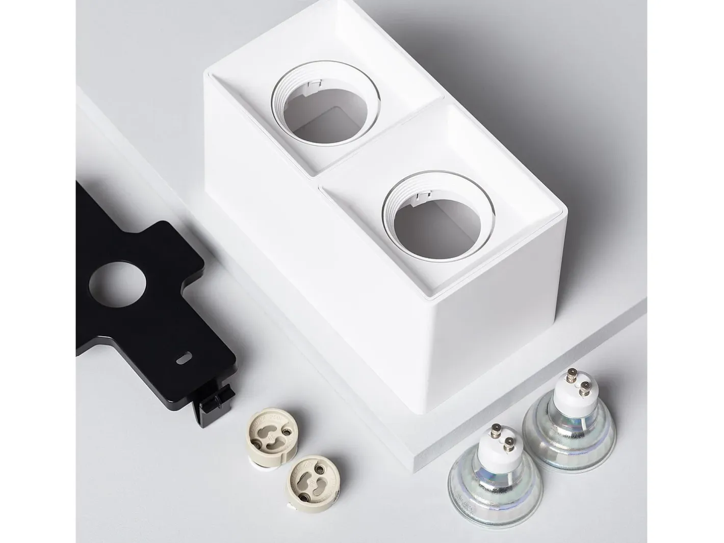 Ledkia Aplique de Techo Cuadrado Doble con Bombilla GU10 Space 2700K Cálido Blanco Best