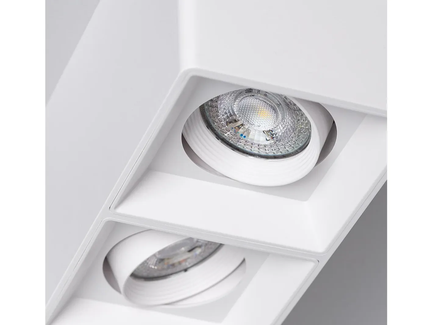 Ledkia Aplique de Techo Cuadrado Doble con Bombilla GU10 Space 2700K Cálido Blanco Best