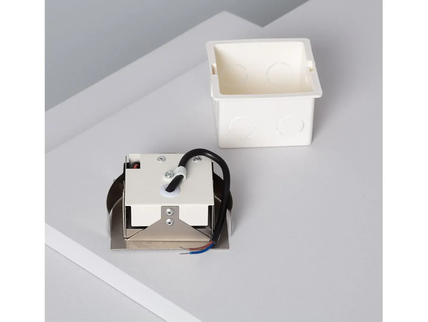 Ledkia Iluminación Exterior-Baliza de Pared LED 1.5W Empotrable Acero Larry 5000K Blanco Frío Plateado