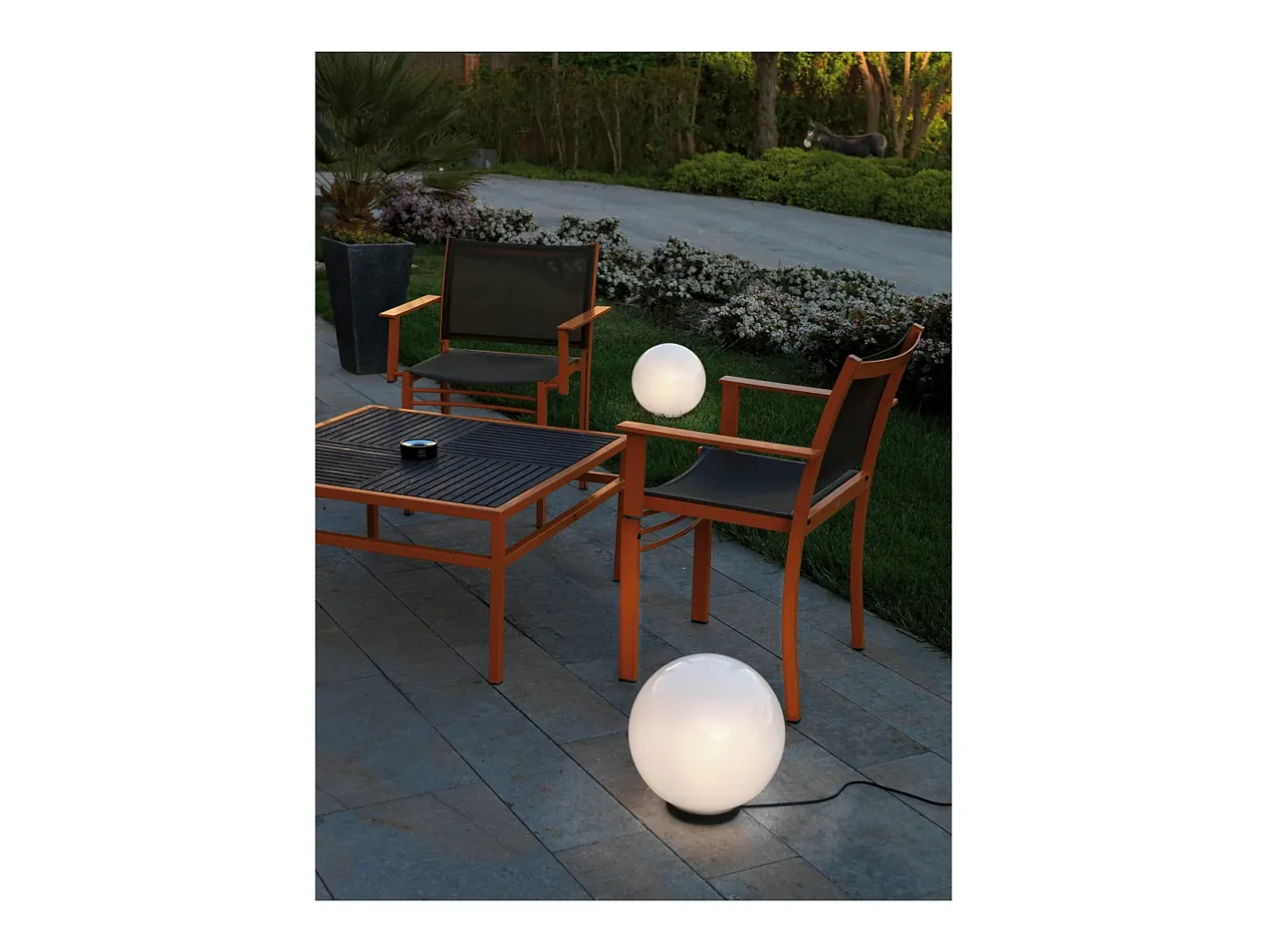 Sale Baliza exterior GLOU estilo moderno y versátil - D. ø25 cm - E27 15W - cable 2 mts - IP44 - esfera opal de bayoneta - exterior - poliamida y Negro