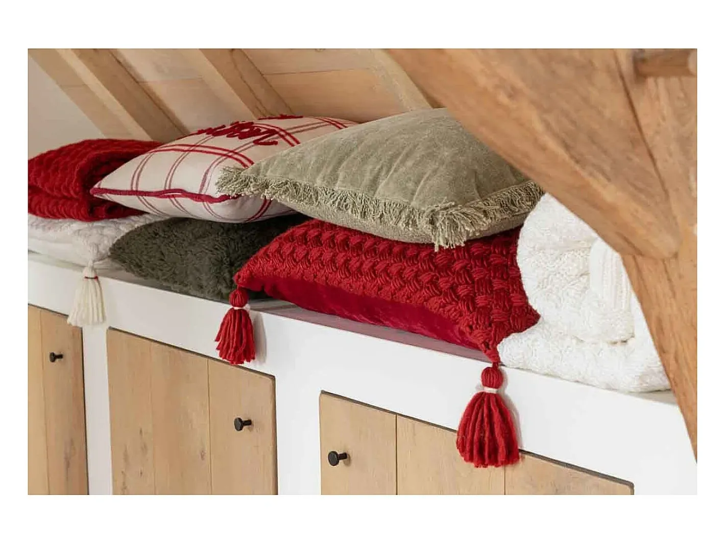 J-Line Ropa De Casa-Cojín rectangular de ganchillo con flecos de acrílico , 58 x 39 cm. Rojo