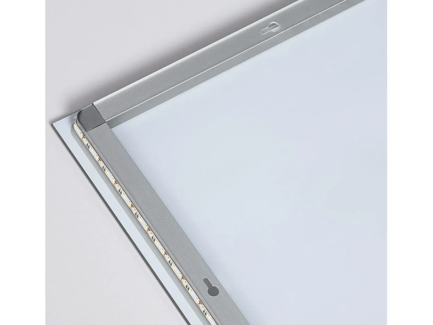 Ledkia Espejo-Espejo Baño con Luz LED 78x58 cm Medium Mason 6000K Blanco Frío Plateado