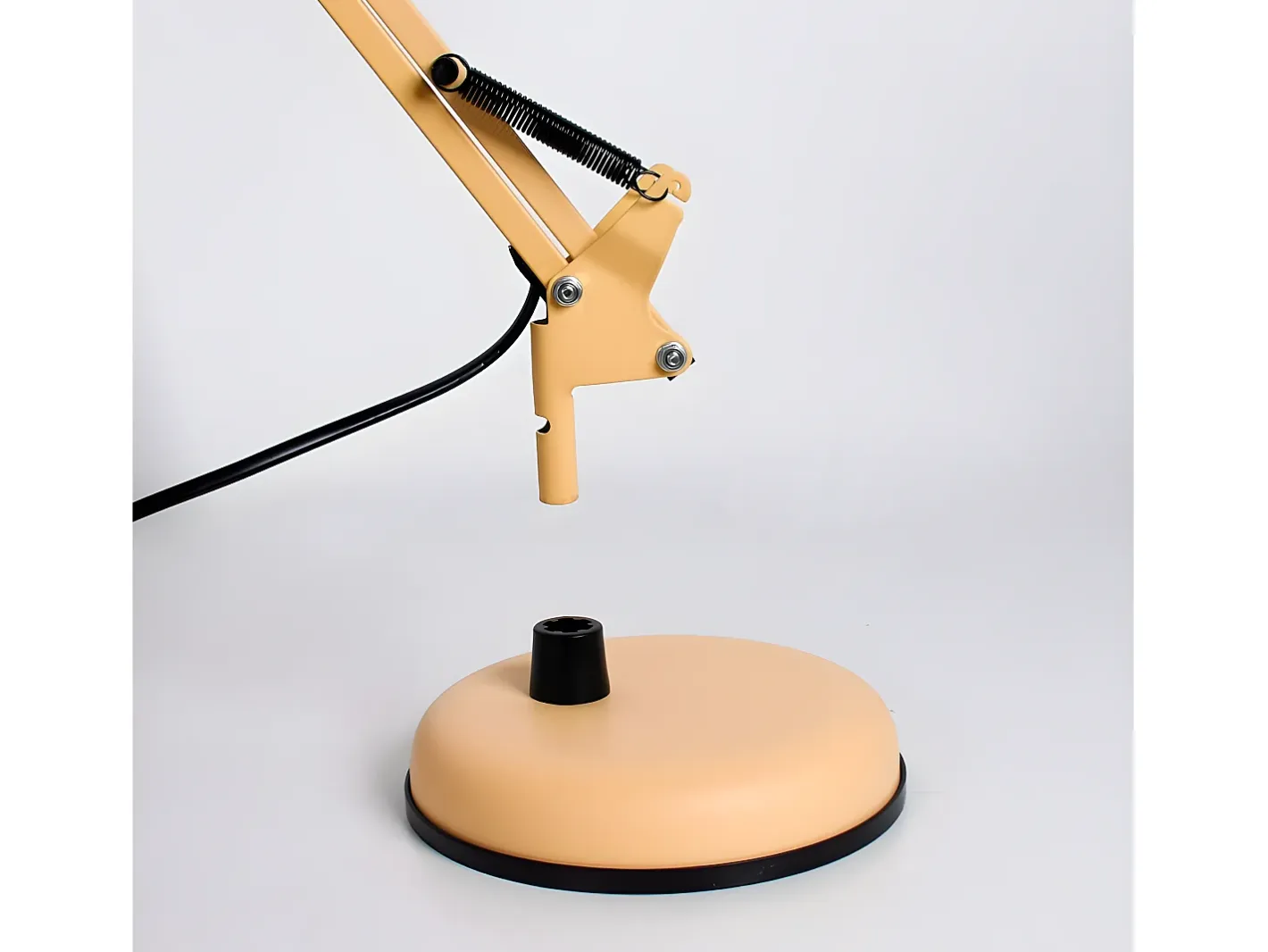 AKUNADECOR Lámpara De Mesa-Flexo Modelo Antigona Articulable Con Acabado Amarillo