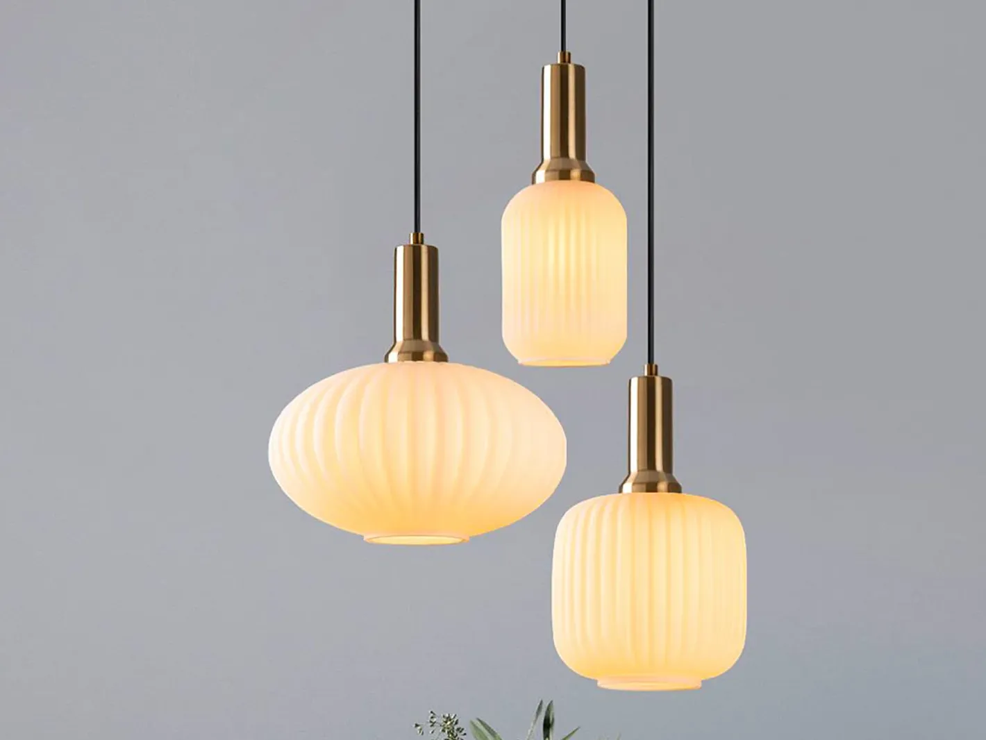 OZAIA Lámpara Suspendida-Lámpara de araña de metal - Dorada y blanca - 3 pantallas Alt.130 x L. 55 cm - OSKA Dorado