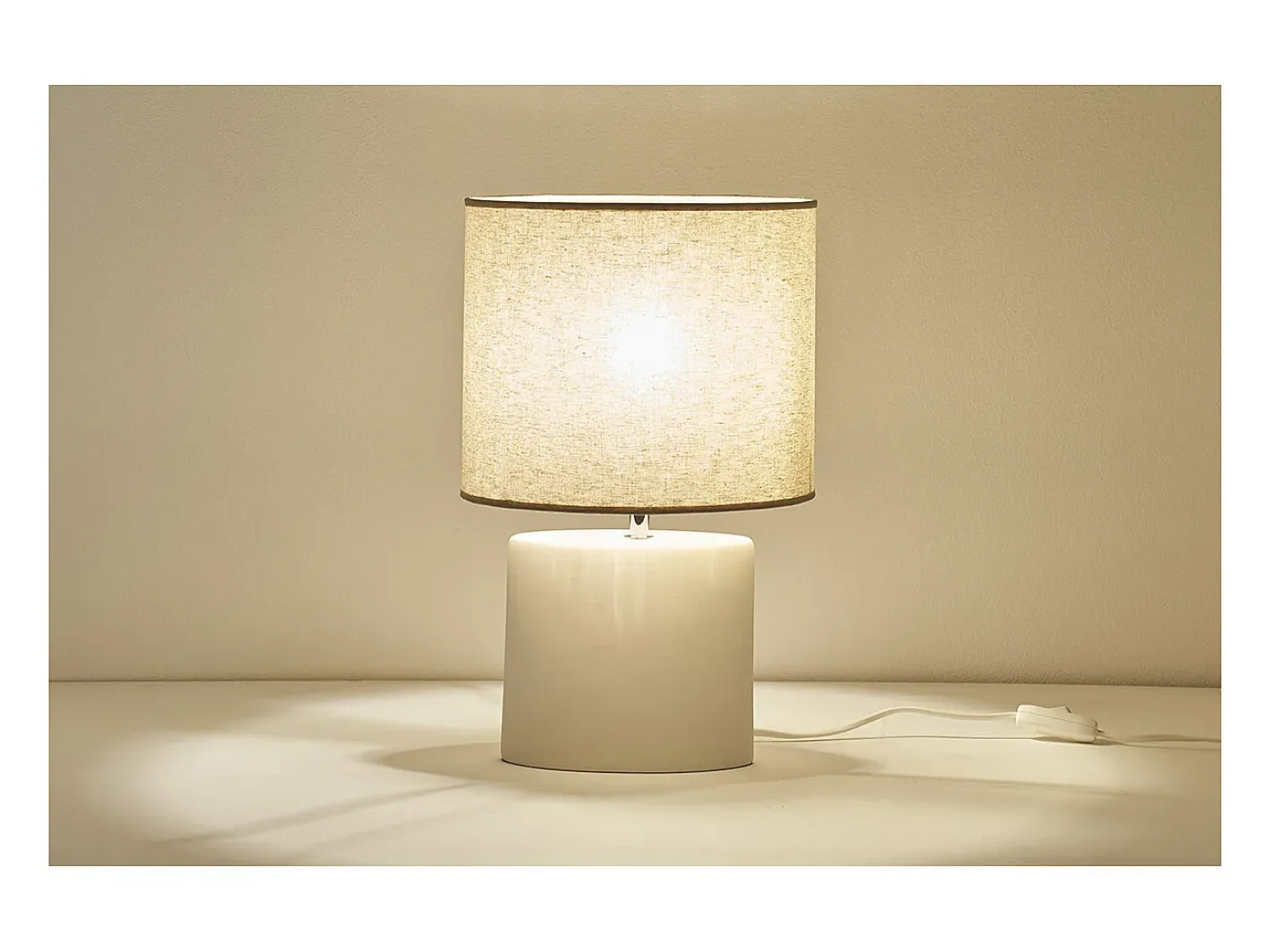 Miliboo Lámpara de mesa de cerámica blanca mate con pantalla de lino natural TIGA Blanco Hot