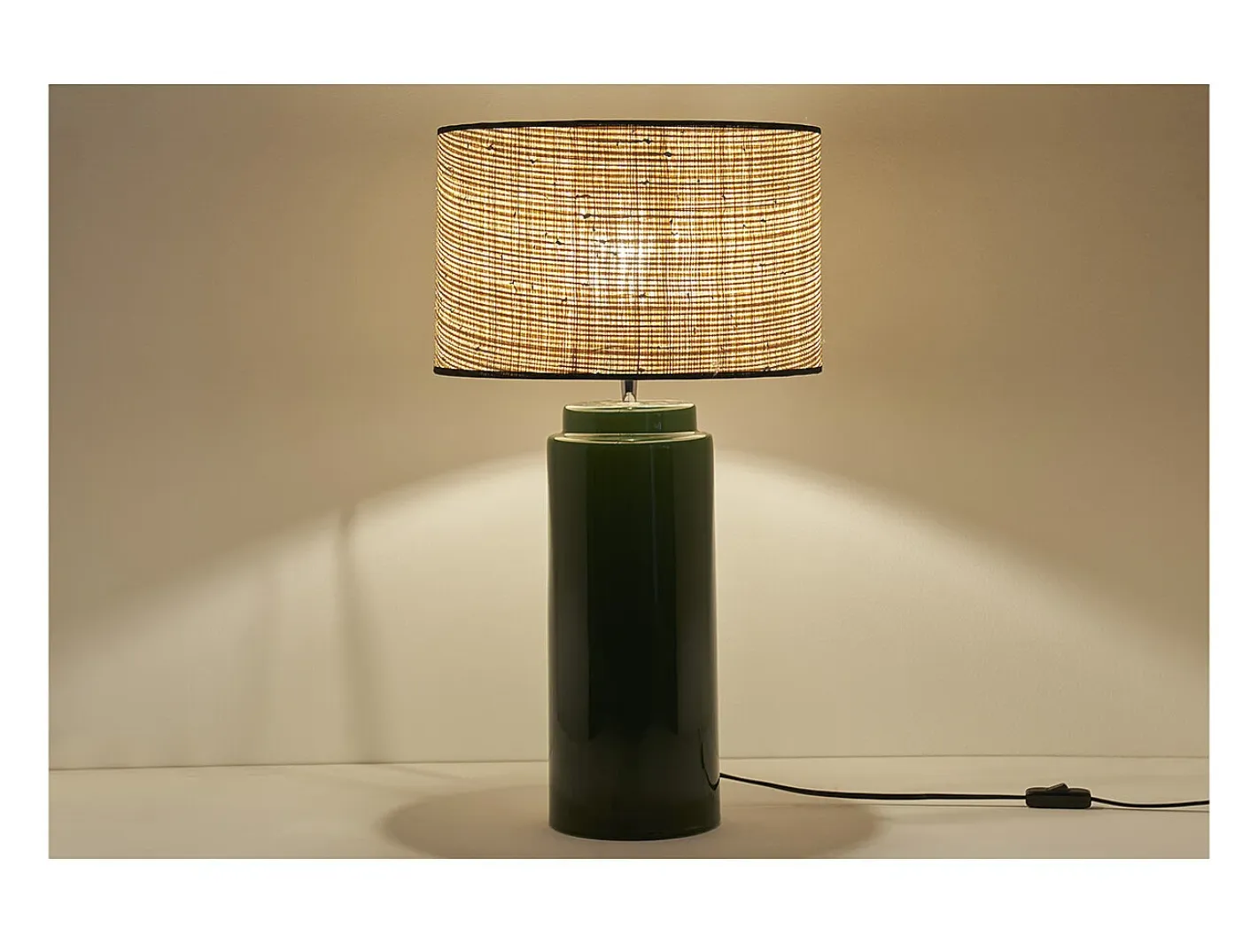 Discount Miliboo Lámpara de mesa de cerámica esmaltada verde con pantalla de rafia natural 64 cm MAJES Verde pino