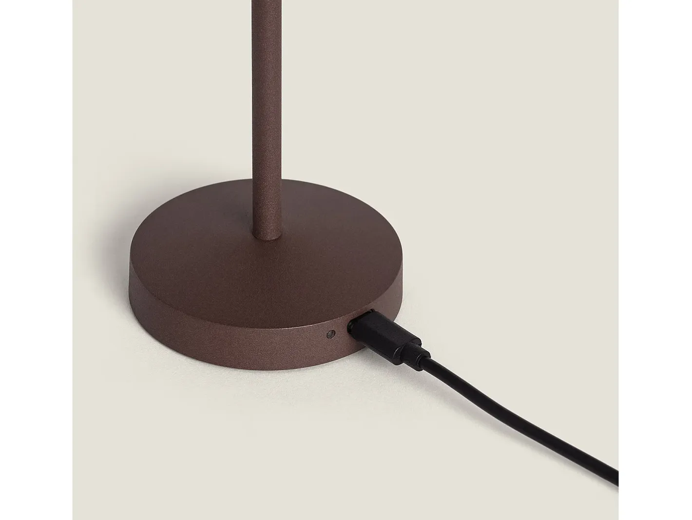 Outlet Ledkia Lámpara de Mesa LED Portátil para Exterior Metal con Batería Recargable Lendora Smoke Marrón Marru00f3n