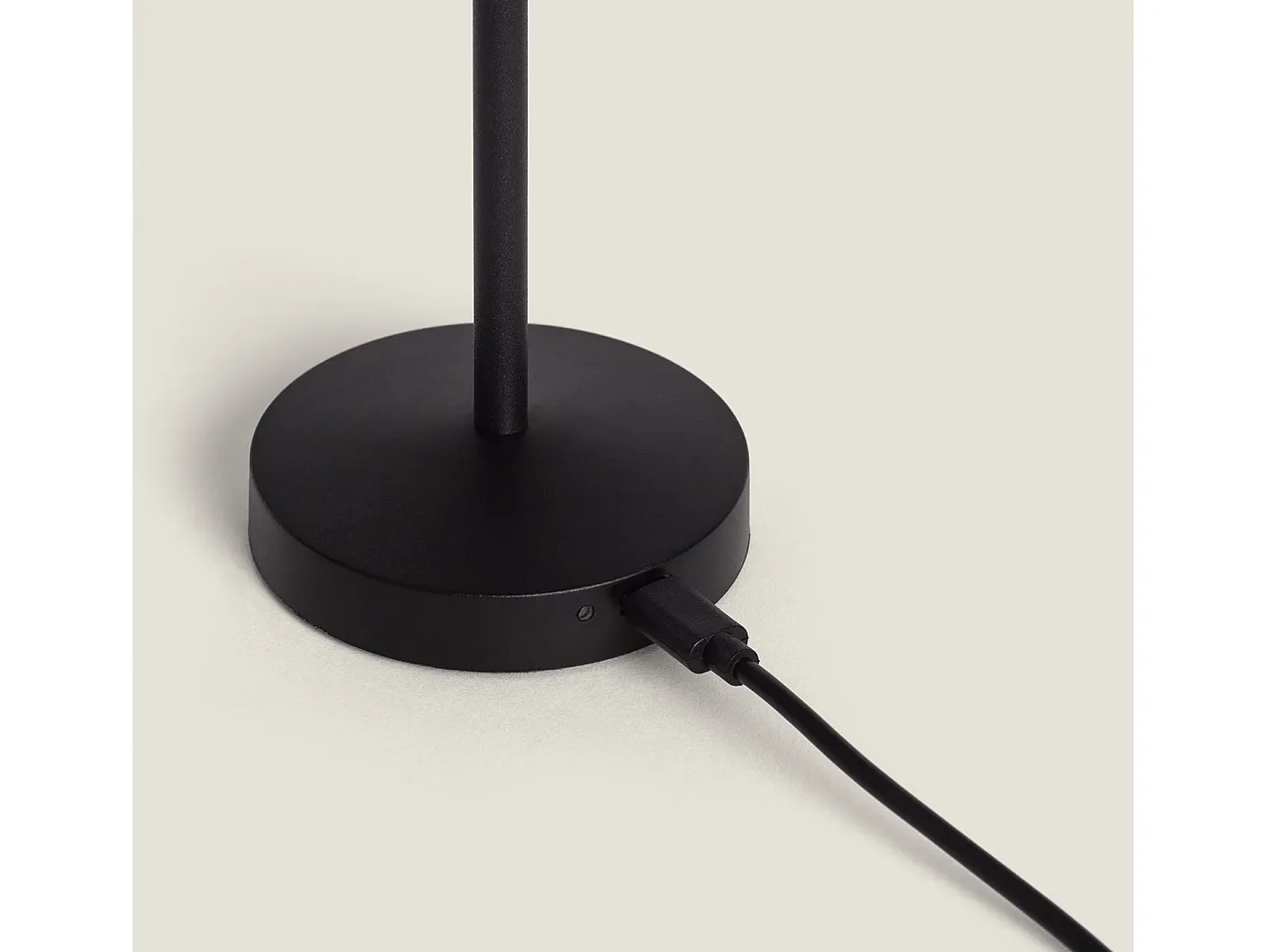 Discount Ledkia Lámpara de Mesa LED Portátil para Exterior Metal con Batería Recargable Lendora Smoke Negro