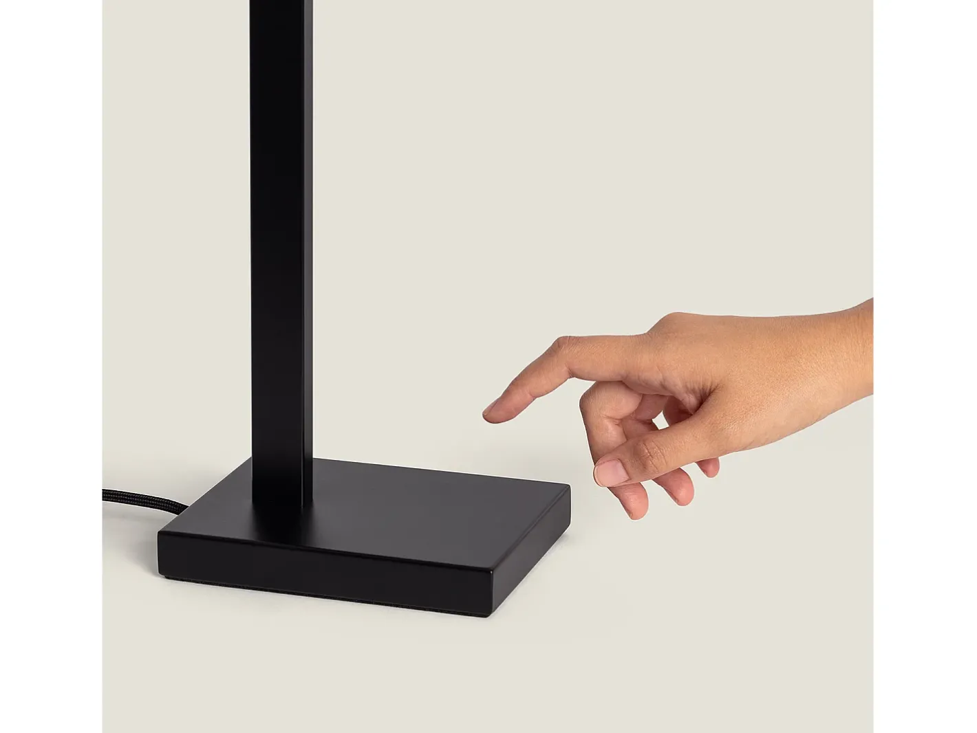 Clearance Ledkia Lámpara de Mesa Metal y Tela con Puerto USB e Interruptor Táctil Malena Negro
